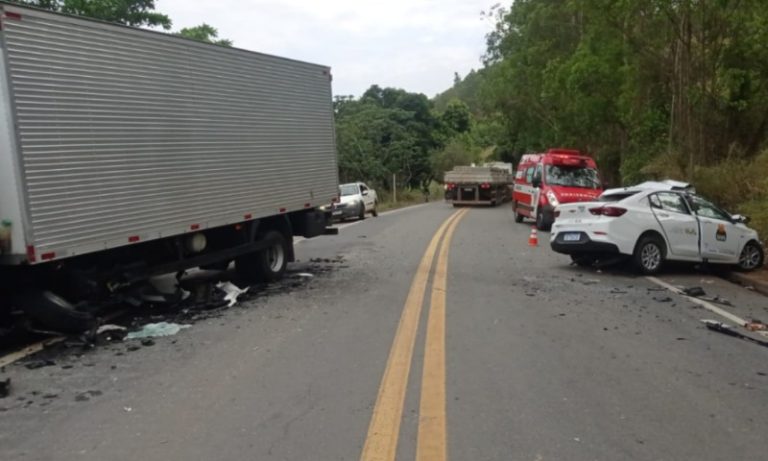 Motorista morre em acidente entre carro oficial e caminhão na BR-259