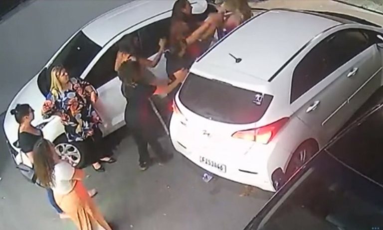 Mulher é presa por tentativa de homicídio ao atropelar 4 pessoas em salão de beleza