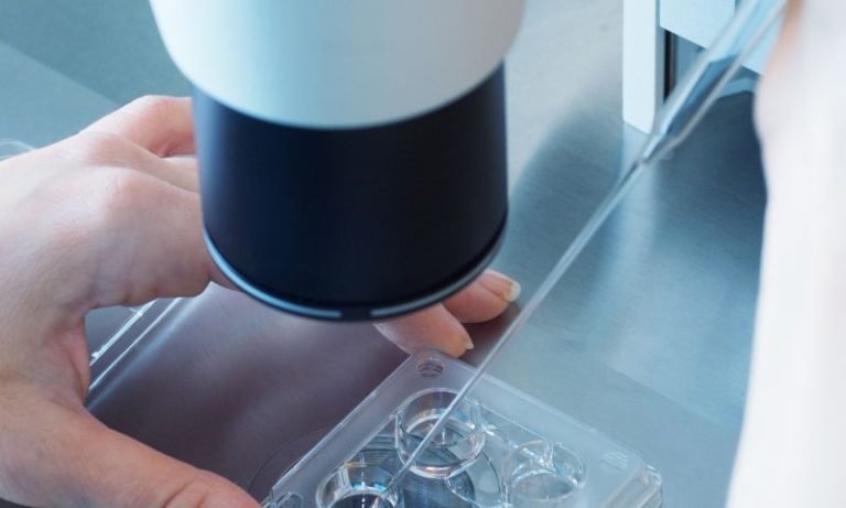 Mulher processa médico por usar o próprio esperma em inseminação