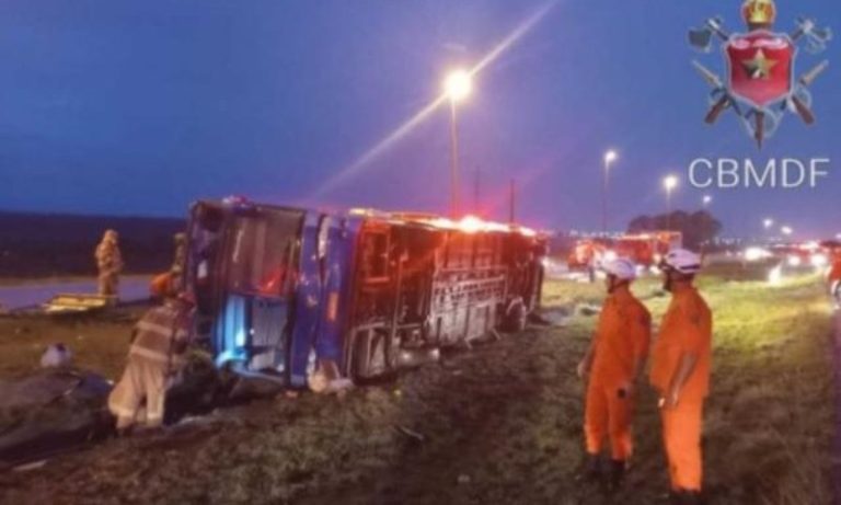Ônibus irregular tomba ao fugir de fiscalização e deixa 5 mortos no DF