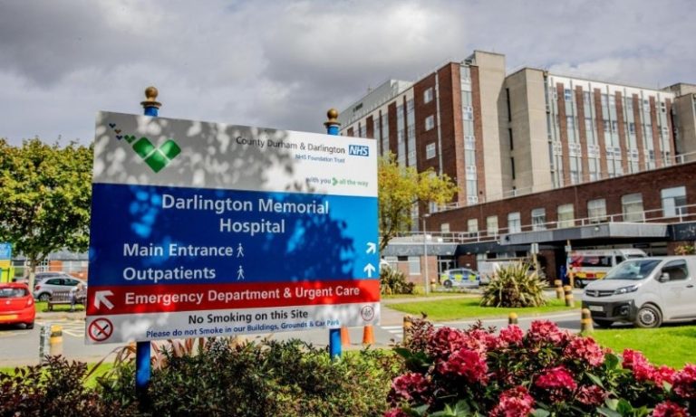 Paciente acorda horas após ser declarada morta por médicos na Inglaterra