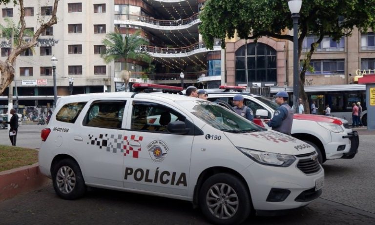 Pai atira e acerta ombro de aluno para defender filho de briga entre estudantes