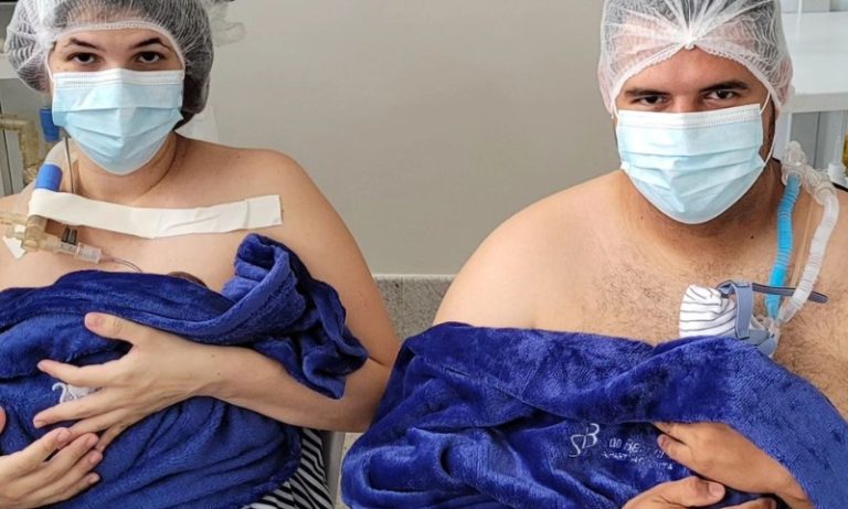 Pais de sêxtuplos seguram filhos no colo pela primeira vez