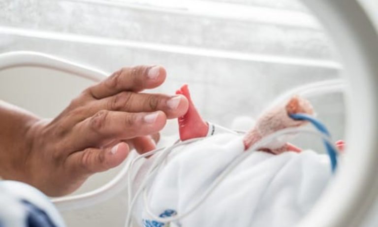 Pais dos sêxtuplos capixabas fazem primeira visita aos bebês na Utin