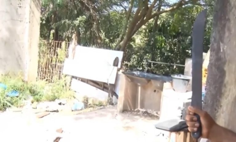 Pedreiro golpeia o próprio filho com facão durante briga em Cariacica