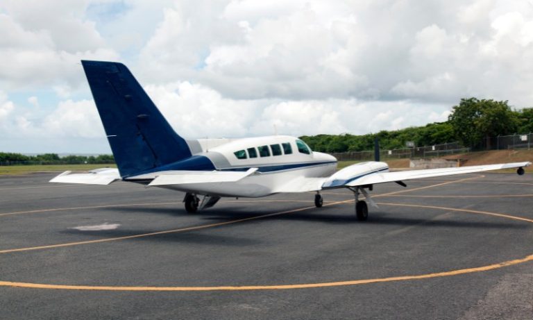 Piloto é preso por assediar e perseguir mulher com avião nos EUA