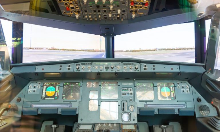 Piloto é preso por tentar desligar motores de avião com mais de 80 a bordo