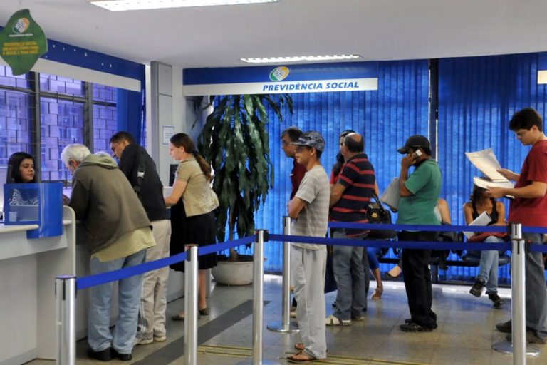 Projeto do governo que busca reduzir fila do INSS é aprovado na Câmara