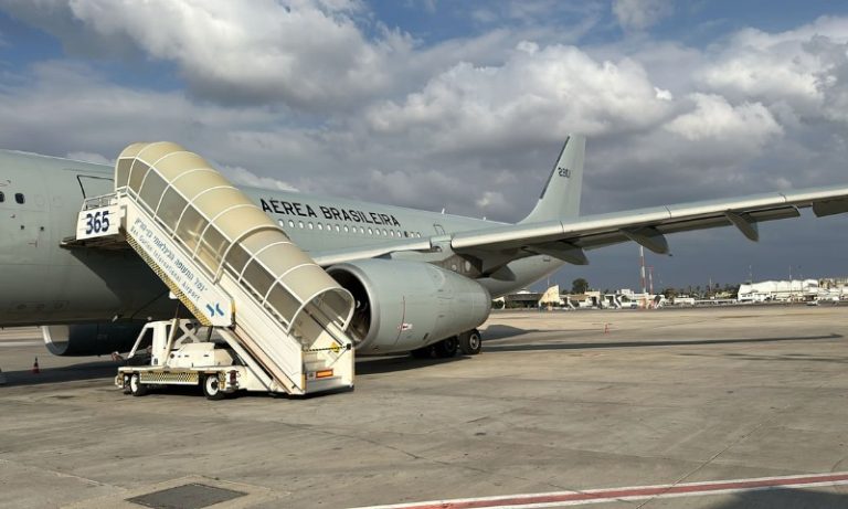 Quarta aeronave da FAB com brasileiros repatriados decola de Tel-Aviv rumo ao Rio