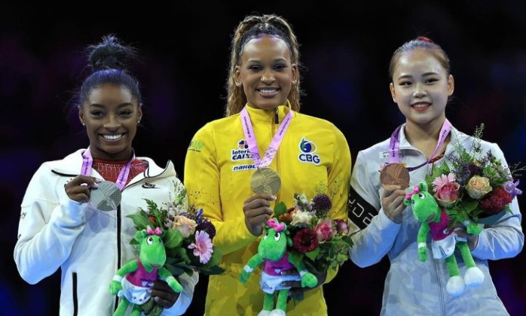 Rebeca Andrade conta sobre momento que recebeu coroa de Biles