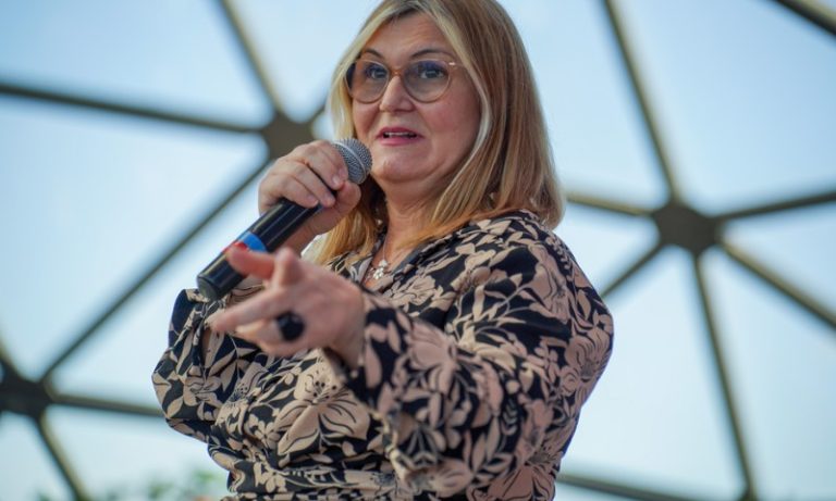 Rita Serrano curte post que critica sua demissão da presidência da Caixa por Lula