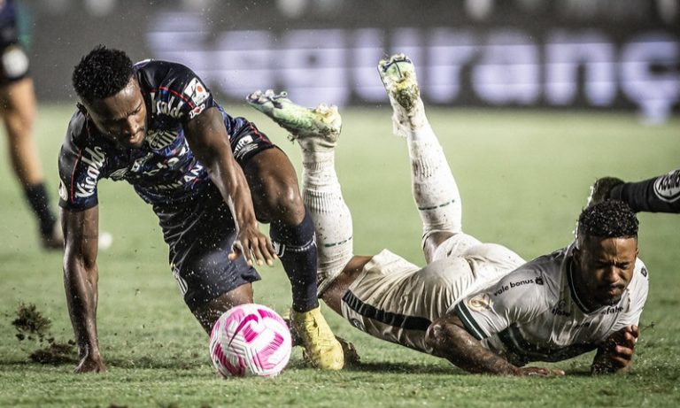 Santos vence Coritiba e sai da zona de rebaixamento do Brasileirão
