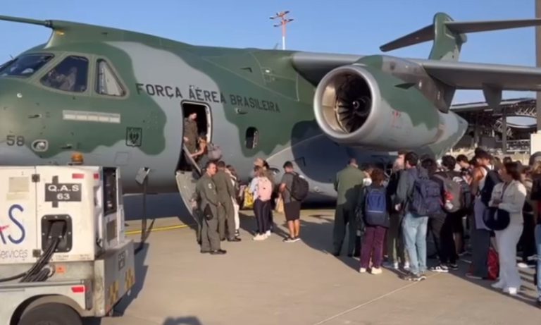 Terceira aeronave da FAB decola de Tel-Aviv com 69 brasileiros repatriados