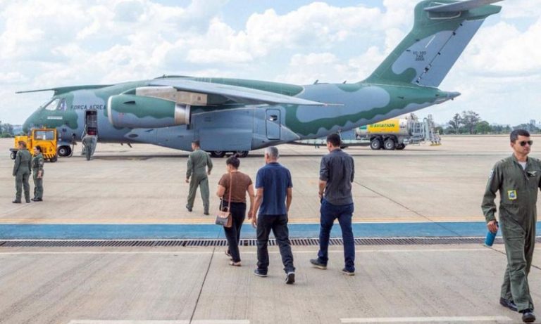 Terceiro avião trazendo brasileiros de Israel chega ao Brasil