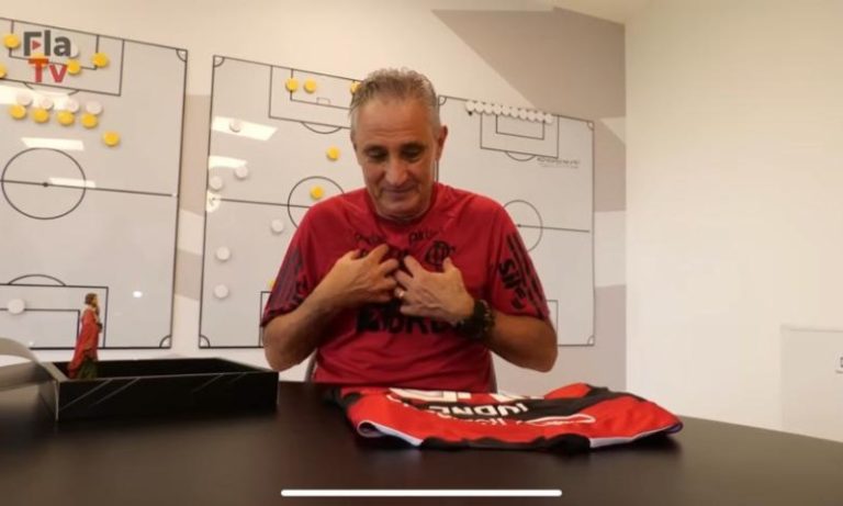 Tite ganha terço nas cores do Flamengo e se emociona ao lembrar da mãe