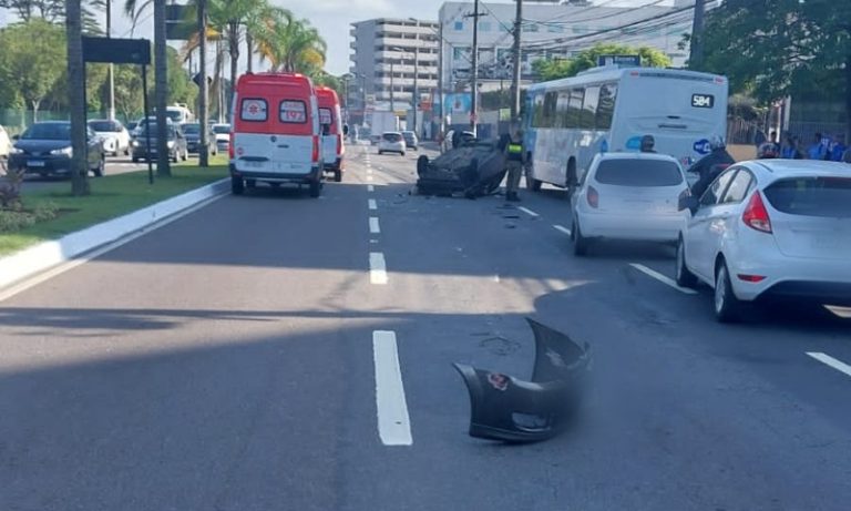 Três feridos em acidente com capotamento na avenida Fernando Ferrari