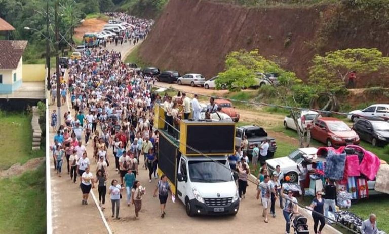 Trios elétricos e cavalgada em romarias para Nossa Senhora Aparecida pelo ES
