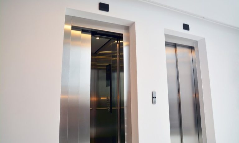 Turistas passam mal após ficarem quase 2h presos em elevador de hotel no CE