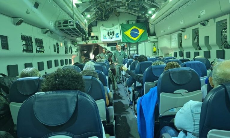 Último voo da primeira fase de resgate de brasileiros em Israel pousa no Rio