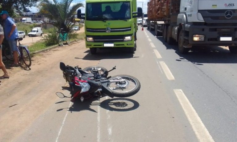 Uma pessoa morreu e 17 ficaram feridas em acidentes neste feriadão no ES