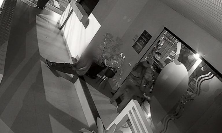 VÍDEO | Restaurante aberto há um mês é invadido no Centro de Vila Velha