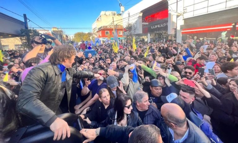 Voto de Milei tem confusão, bate-boca com jornalista e parabéns na Argentina