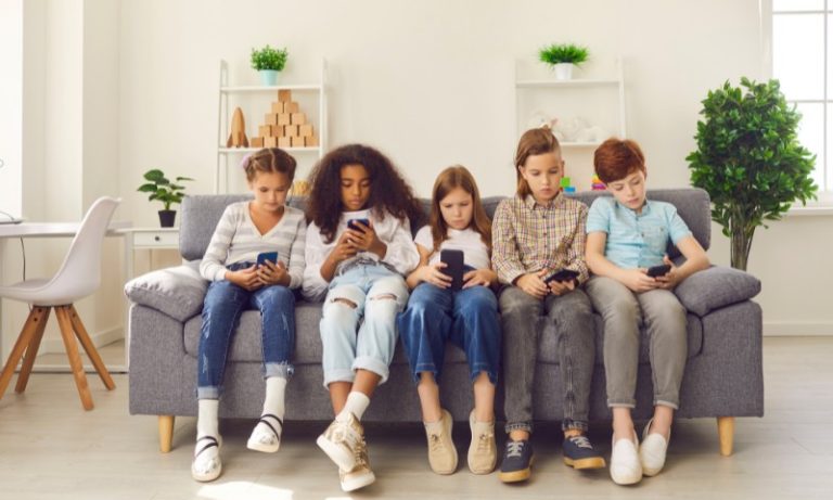 54,8% das crianças e dos adolescentes de 10 a 13 anos têm celular no Brasil