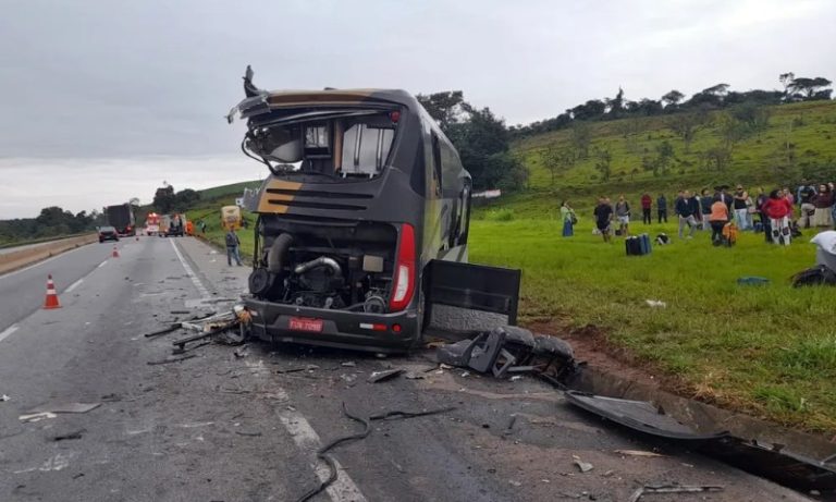 Acidente com ônibus em MG deixa ao menos 2 mortos e mais de 30 feridos
