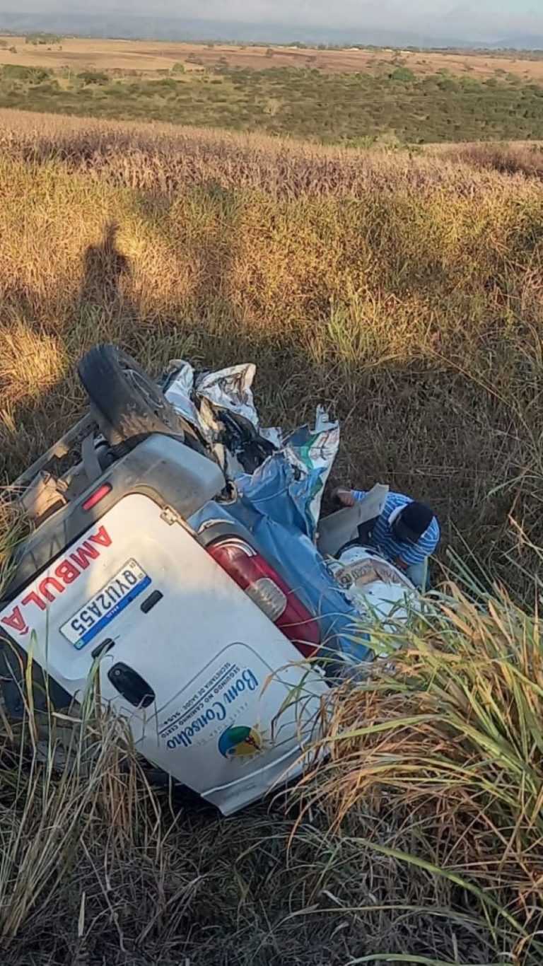 Acidente envolvendo ambulância e caminhão deixa três pessoas mortas
