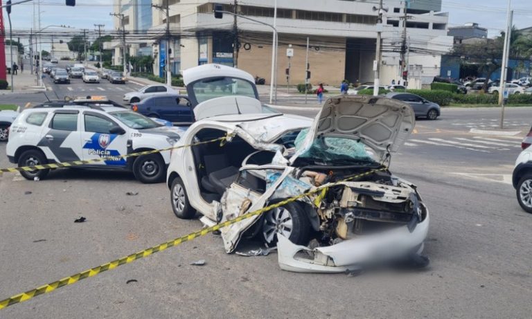 Ao menos seis pessoas ficam feridas em acidente entre ônibus e carro na Serra