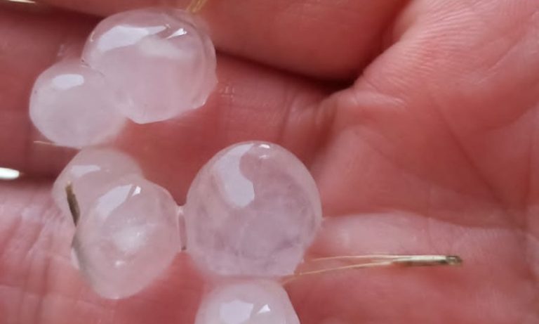 Após dias de calor, cidades do ES têm chuva de granizo