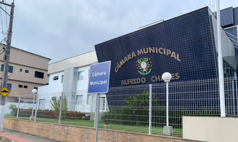 Após reduzir expediente, Câmara do ES aprova abono de R$ 2.600 para servidores