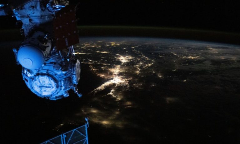 Astronautas deixam “cair” maleta com ferramentas durante caminhada no espaço