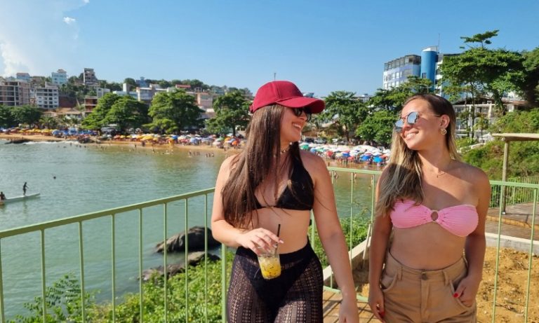 Atrações nas praias do ES já no clima das férias