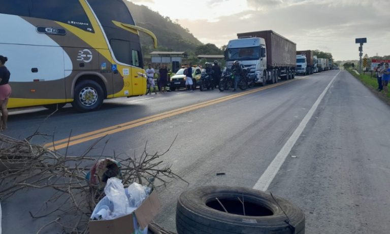 BR-101 na Serra é totalmente fechada por moradores em protesto por ônibus