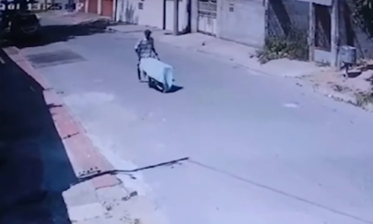 Bandido invade casa, come ovo frito e foge com TV e objetos na Serra