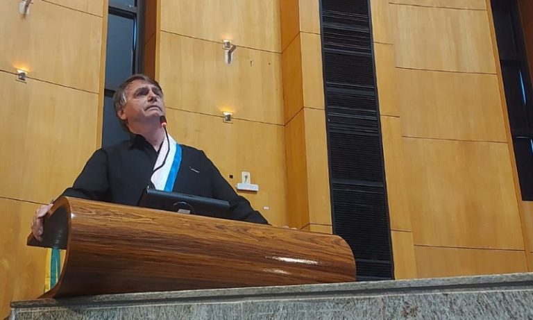 Bolsonaro recebe homenagem na Assembleia Legislativa do ES