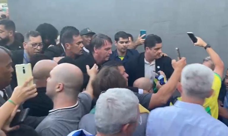 Bolsonaro tenta ir para shopping e causa tumulto em Vitória