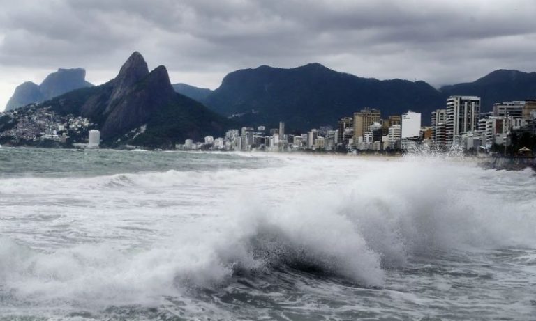 Bombeiros buscam jovem desaparecido no mar em dia de ressaca no Rio