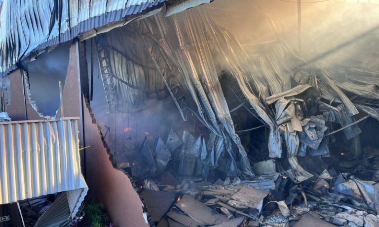 Bombeiros continuam combate às chamas na fábrica da Cacau Show em Linhares
