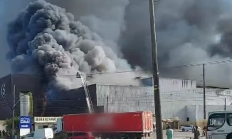 Bombeiros de outros municípios ajudam a combater incêndio em fábrica de Linhares