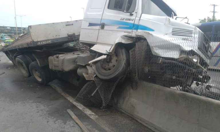 Caminhão sobe em mureta e interdita faixas na Rodovia do Contorno