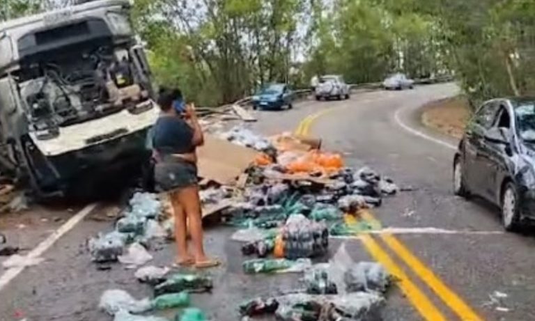 Caminhão tomba e carga de refrigerante fica espalhada na pista no ES