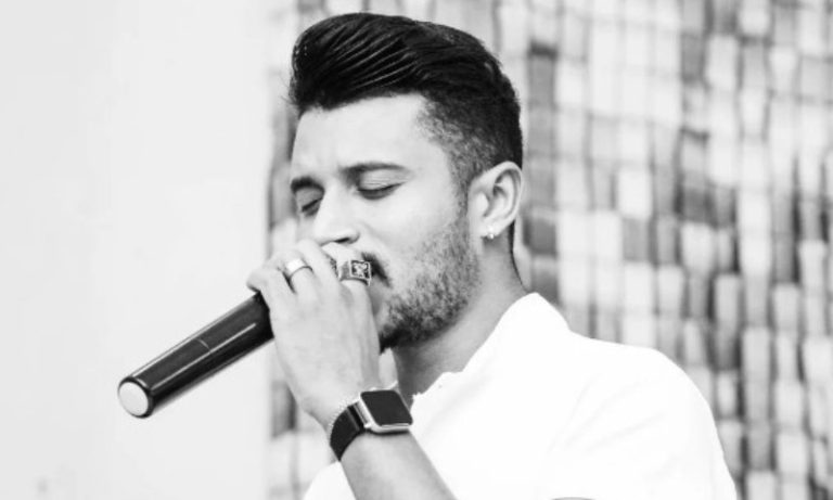 Cantor sertanejo rebate críticas após ser filmado agredindo a mãe: “Foi reflexo”