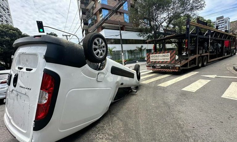 Carro cai de caminhão-cegonha e tomba na pista em Vitória