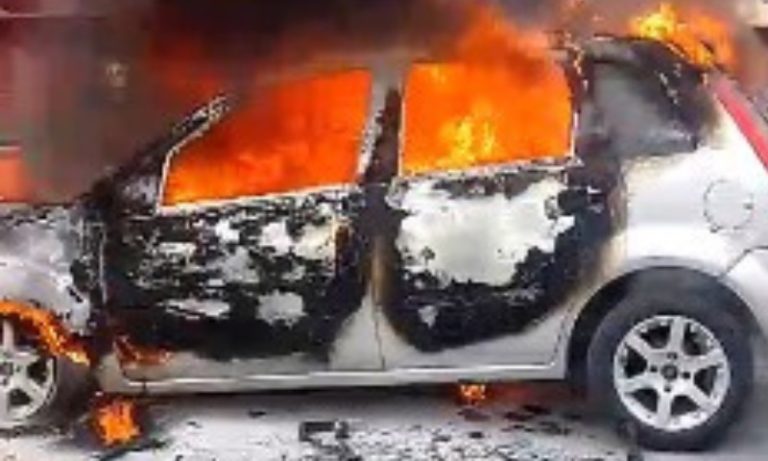 Carro pega fogo na descida da Segunda Ponte, em Vitória