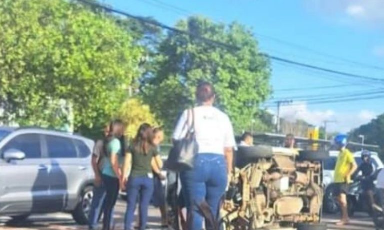 Carro perde controle e tomba em avenida de Vitória