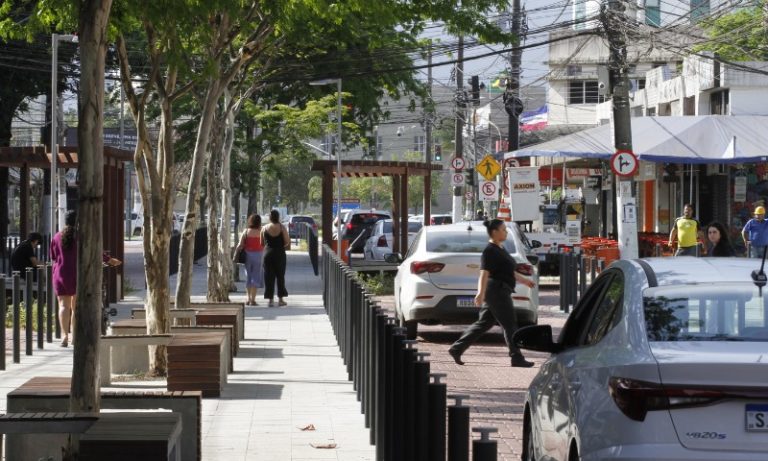 Carros liberados para circular na nova Rua da Lama