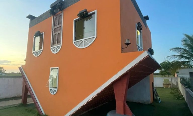 Casa de “cabeça para baixo” é ponto turístico em Guriri