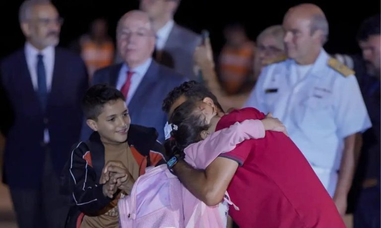 Clima de emoção marca chegada de brasileiros da Faixa de Gaza em Brasília